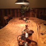 クルミドコーヒー - クルミドコーヒー(地下席一枚板のテーブル)