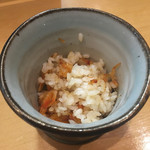 鮨松榮 - 桜海老の素揚げ入り土鍋ご飯