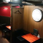 BAR HERMIT PRESTO - 店の中央には2人掛けのテーブルも…