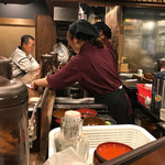 Shimpachi Shokudou - 2017/04 見た目はいかにも個人が経営しているような定食屋で、店内はめちゃくちゃ狭く、席はカウンターのみ。隣の立喰い焼肉治郎丸の経営元である株式会社越後屋が経営している。