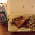 南豐魯肉飯 - 台湾ビールとともに