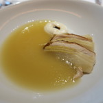 レフェルヴェソンス - 29年4月　温もり～新玉葱のスープ、ホロホロ鳥と新筍、発酵クリームと甘海老のカラメル