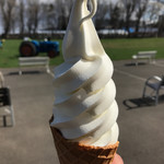 八紘学園 農産物直売所 - 【2017年04月】ソフト大＠270円のアップ、背景は店頭、すっかり緑が増えて来ましたし、椅子も出てますね☆彡