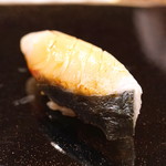 日本橋蛎殻町 すぎた - 藁で炙った鰆　辛子で