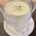 シェフ植田 - そら豆の冷製スープ