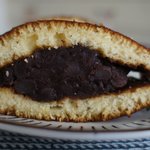 清寿軒 - 大判どら焼き（単品\220.-）厚みをいちごの大きさと比較