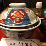 炭焼うな富士 - うな富士・うな丼
      このボリューム！蓋が閉まっておりません。