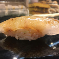鮨 一條 - モチっとして旨味がある。温度は少し低めながらも、旨味があり、少し濃い煮切りが旨味を添加する。白身ながらも強めの一貫。