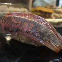 鮨 一條 - 島根鯵。塩で締めた後に軽く酢で締め、朧を嚙ます。極肉厚でプリッとした歯応え。酢は軽めで仲間では浸透させず、少な目の朧の甘みが旨味のバランスをとる。蕩ける迄はいかないものの脂乗りも良く美味。