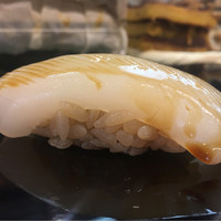 鮨 一條 - 泥障烏賊3kg。湯を通さずに裂く様に表面皮を全て剥くとの話。表面は仄かにざらつきがあり舌に触れて甘みを残す。1cm程の肉厚さであり、もっちりと歯を跳ね返した後にすっと切れる。歯切れこそ墨に負けるが美味