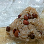 おむすび紀行 - 赤飯のおにぎり156円