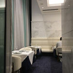 Grand rocher - 大理石をふんだんに使用した上質で落ち着いた雰囲気の店内です