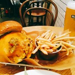 J.S. BURGERS CAFE - DOUBLE CHEESE BURGER  １９００円(税別)  パティが１．５倍＝150gになるラージのダブルにしました。カリッと揚げられたポテトはシューストリングタイプの細いもので、これまた旨い。