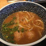 麺屋一燈 - つけ汁（具材は、刻みチャーシュー、鶏つくね、白髪ネギ、万能ネギ）