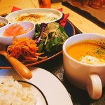 ゴンタ カフェ - 本日のランチ／かぼちゃと生姜のスープ、もち麦ごはん