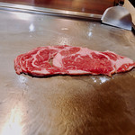 磐梯 - 牛脂をひいて肉を焼きます