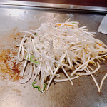 磐梯 - 肉を焼いた後モヤシを焼くと肉の旨みをモヤシが吸い込んで美味しいモヤシになる