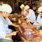 川豊 - 朝から鰻の下処理、お店の前でやってます。