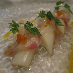 REGGIANO - イタリア産極太ホワイトアスパラと真鯛のカルパッチョ　桜のソース