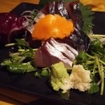 地酒・海鮮居酒屋 灯 - 清水サバ820円：高知県清水産の生鯖。手前右の出汁山ワサビで頂きました