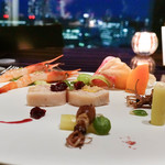 sky - 前菜：甘海老、春キャベツ、ホタルイカ、ホワイトアスパラ、フォアグラ、鳥胸肉のインブルティーニ