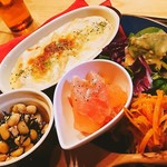 ゴンタ カフェ - 本日のランチ／蟹とお芋のグラタン、お豆マリネ、グレフルと生ハムマリネ、キャロットラペ、グリーンサラダ