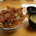 ぱんちょう - 豚丼「梅」1100円+なめこ味噌汁200円