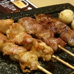 炭火焼き 煙 - 「お任せ串５種盛り」580円
            せせり、ももみ、ずり、こころ、うずら
            単品オーダーより割高な感じでちょっと残念な盛り合わせ・・・