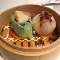 トゥーランドット 臥龍居  - 長脚蟹肶菜苗餃（蟹と青菜の蒸し餃子）、XO醤海鮮水晶餃（XO醤入り海鮮蒸し餃子）