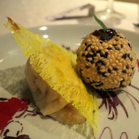トゥーランドット 臥龍居  - 泡菜黒豚煎鍋貼（キムチ入り羽根付き焼き餃子）、黒松露勾咸煎堆（トリュフ風味の変わり胡麻団子）