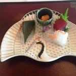 日本料理 「さくら」  - お造り：鯛、イカ、まぐろ、ウニ