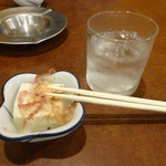 赤札屋 - 付出しと250円の焼酎ロック