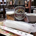 三和楼 - ビール おしぼり＆箸はミニトレーに乗せて