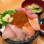 魚の旨い店 - 本日の四色丼,特盛990円税込