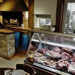 Le Grill Bordelais - 皆この冷蔵庫に見に行って指差しで注文する人が多いです