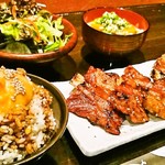 帶骨日式雞肉火鍋套餐(三片帶骨雞肉，沙拉，米飯，豬肉湯，南韓泡菜)