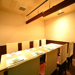 Kappou Izakaya Hanagiku - 個室テーブル席。３部屋をつなげて１０名様用の個室に。ちょっとした会合や宴会に最適です。