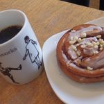 breadworks - シナモンロール コーヒー