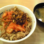 松屋 - 2011/02/02 ラー油キムチ牛めし並380円963kcal、すき家の食べラーメンマの勝ち！