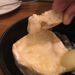 伊勢佐木町 ハイジのチーズが食べられるイタリアン　Taverna Bar Orso - 焼きカマンベールも間違いない