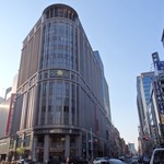 三越デパートから徒歩3分。