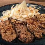 炭火とワイン - 生マグロ赤身炭火焼  淡路島新玉葱