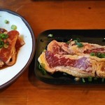 七輪焼肉 安安 - 熟成カルビ（左）、安安カルビ(右）