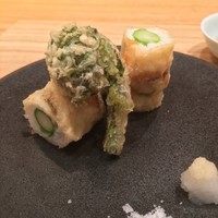 日本料理 e. - 山形 甘えん坊（アスパラ）鮎魚女巻き揚げ こごみ