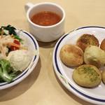 ステーキガスト - サラダとパン