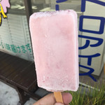 門田商店 かどみせ - 季節限定の苺ミルクアイス。