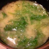 鉄板焼き あおやま - 牛すじ卵丼 950円 の浅利と豆腐と磯の味噌汁