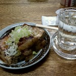 大衆酒場 増やま - 日本酒（250円）＆肉豆腐（200円）