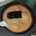 證作さん - こってりとんこつしょうゆ大盛り、たっぷりニンニク、味玉乗せです。