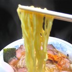 豕辛子 - 低加水の縮れ中細麺リフトアップ